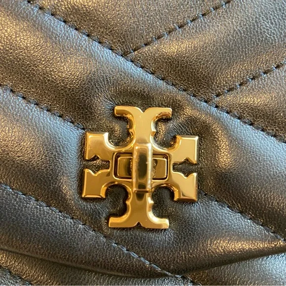 TORI BURCH Kira Chevron Wallet With Gold Chain - Picture 7 of 16